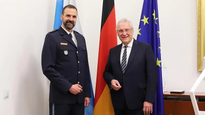 Bayerns Innenminister Joachim Herrmann hat am Donnerstag (28. März 2024) Ulrich Rothdauscher zum neuen Vizepräsidenten des Polizeipräsidiums Oberfranken bestellt. (Foto: Bayerisches Innenministerium)