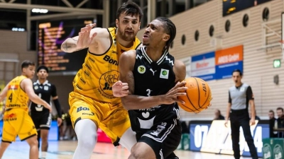 Die gleiche Intensität wie beim Sieg in Kirchheim will der BBC Bayreuth (im Bild Demarcus Demonia, vorne, mit Ball, im Zweikampf gegen den Kirchheimer Aitor Pickett), auch beim Frankenderby gegen die Nürnberg Falcons zeigen. (Foto: Oliver Schmidt)