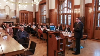 Regierungspräsident Florian Luderschmid begrüßt die geladenen Gäste zur Regionalkonferenz oberfränkischer Wirtschaftsförderer (Foto: Benjamin Böhm, Regierung von Oberfranken)