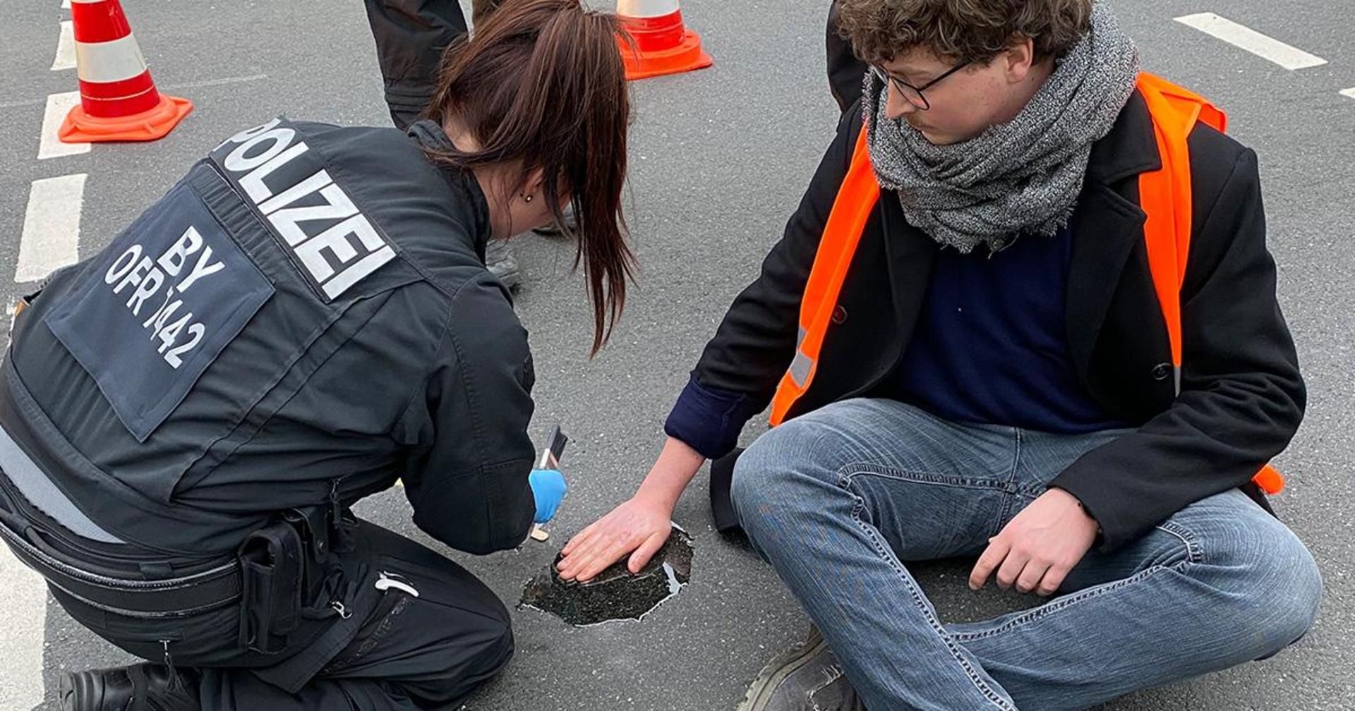 Klimaaktivisten Kleben Sich In Bayreuth Auf Straße Fest: Hier Wurde Der ...