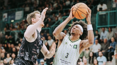 Demarcus Demonia (rechts, mit Ball) war Topscorer des BBC Bayreuth gegen die Uni Baskets Münster. (Foto: Thorsten Ochs/ochsenfoto.de)