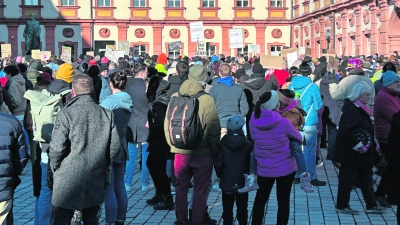 Der DGB hatte zu einer Kundgebung vor dem Finanzamt aufgerufen (Foto: gmu)