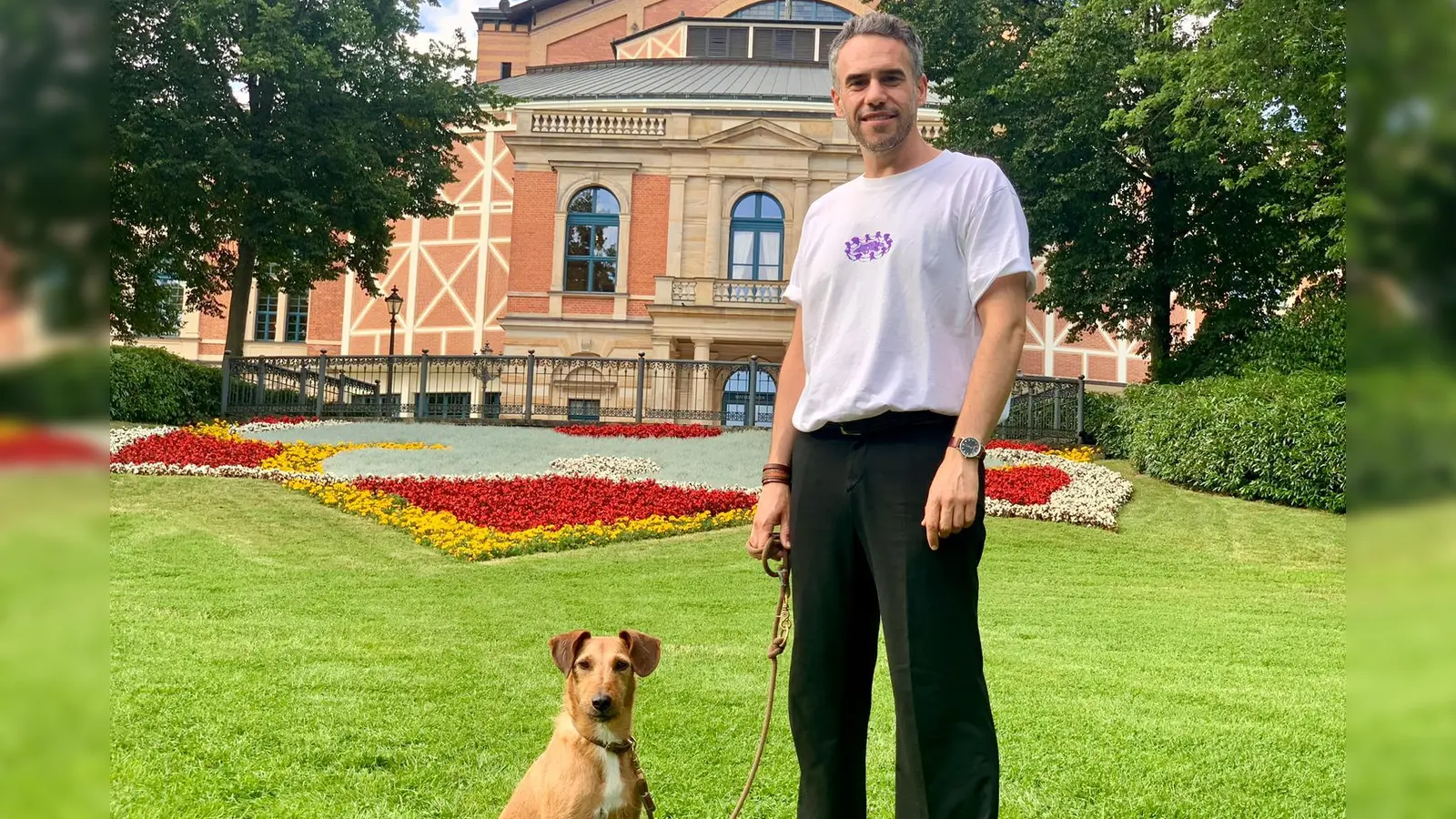 Der portugiesische Opernsänger Carlos Nogueira und Heidi, sein „Mitbringsel“ aus dem Bayreuther Tierheim. (Foto: ma)