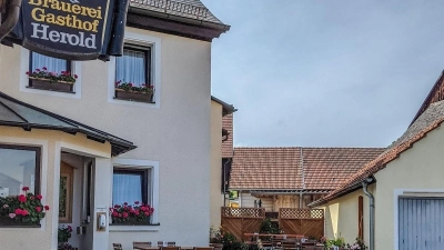 iobsbotschaft für viele Menschen in der Region: Der Brauerei-Gasthof Herold in Büchenbach schließt. Foto: Guru (Foto: uf)