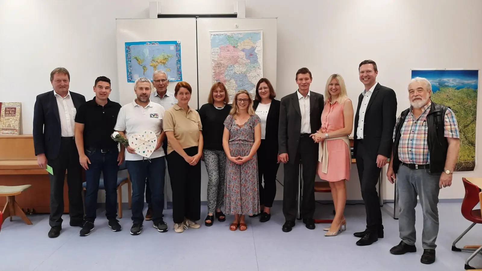 Das Team im Schulhaus Mistelgau mit Bürgermeister Karl Lappe (l.), MdB Silke Launert (3.v.r.) und Landrat <br>Florian Wiedemann (2.v.r.). (Foto: Horst Mayer)