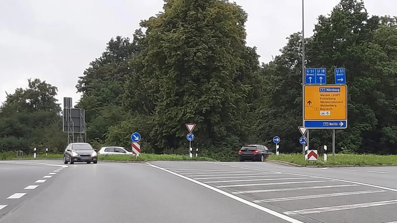 Bald gesperrt: Die Bindlacher Allee nördlich des Kreisverkehrs. (Foto: Lenkeit)