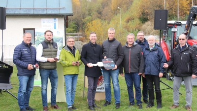 V.l.: Axel Herrmann (Bürgermeister Warmensteinach), Sebastian Voit (Bürgermeister Fichtelberg), Franz Tauber (Bürgermeister Mehlmeisel), Landrat Florian Wiedemann, Michael Schreier (Bürgermeister Bischofsgrün), Klaus Bauer (stellvertretender Landrat), Zweckverbandsgeschäftsführer Markus Döhla, Günter Pöllmann (stellvertretender Zweckverbandsvorsitzender) und Andreas Schreyer (Betriebsleiter Ochsenkopf-Seilbahnen) (Foto: red )