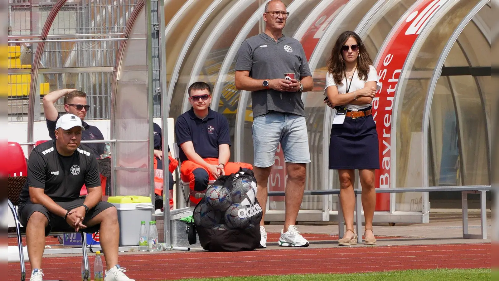 Während Cheftrainer Lukas Kling (vorne links sitzend) bei der Altstadt den sportlichen Bereich verantwortet, sind Geschäftsführerin Dr. Nicole Kalemba und Gesellschafter Dr. Wolfgang Gruber (rechts, stehend) diejenigen, die hauptsächlich in Sachen Wirtschaftlichkeit die Fäden ziehen. (Foto: Archiv/sd)