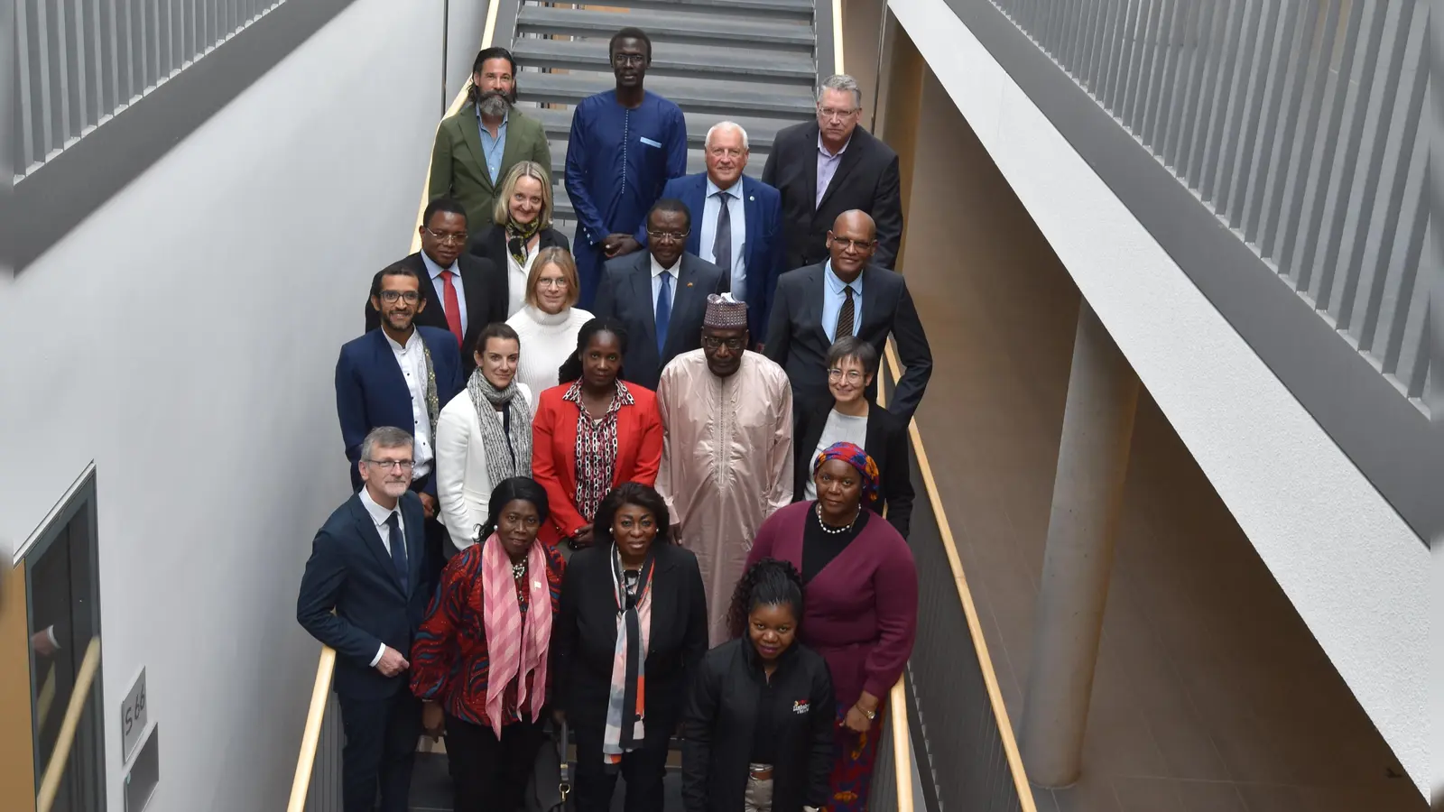 Vertreterinnen und Vertreter der Universität sowie der Stadt und die teilnehmenden afrikanischen Botschafterinnen und Botschafter (Foto: Universität Bayreuth )