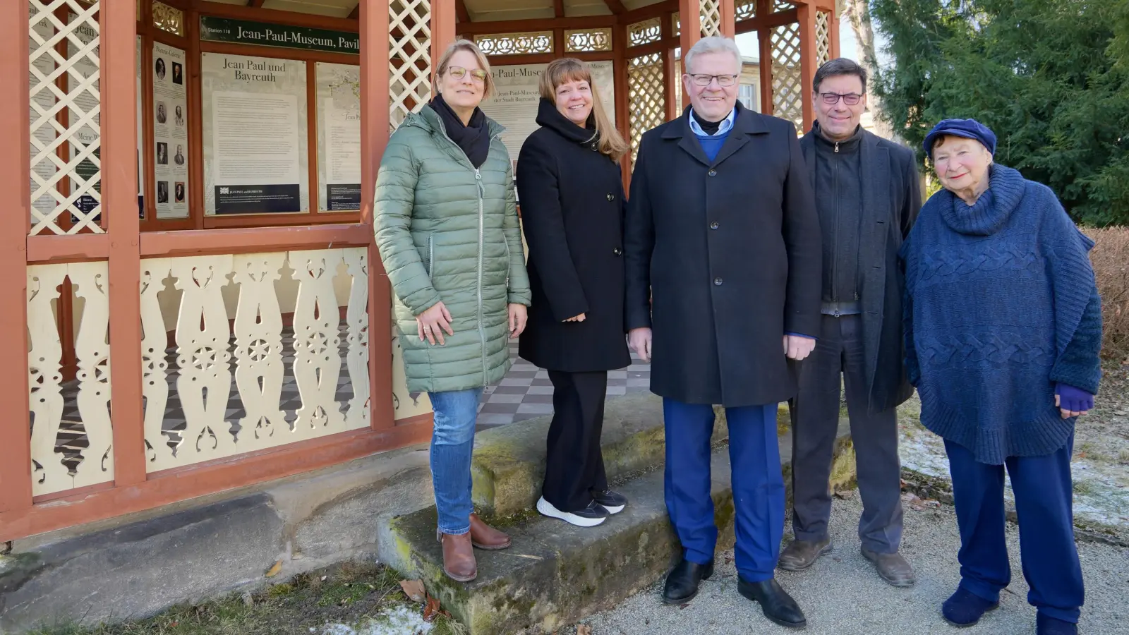 V.r.: Dr. Karla Fohrbeck, Dr. Sven Friedrich (Leiter des Jean-Paul-Museums Bayreuth), Oberbürgermeister Thomas Ebersberger, Eva Christina Bär (Kultur- und Wirtschaftsreferentin) und Sabine Hacker (Leiterin des Kulturamtes).  (Foto: Stadt Bayreuth )