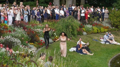 Bis zu zwei Tausend Menschen versammeln sich regelmäßig in der ersten Tannhäuser-Pause im Festspielpark.  (Foto: sd)