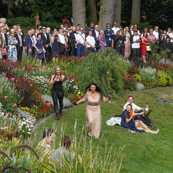 Bis zu zwei Tausend Menschen versammeln sich regelmäßig in der ersten Tannhäuser-Pause im Festspielpark.  (Foto: sd)