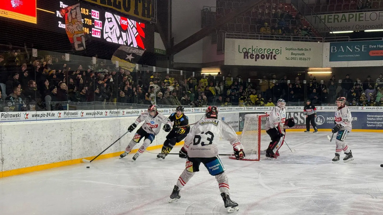 Hart umkämpft war die Partie zwischen den onesto Tigers und den Memmingen Indians. (Foto: sd)