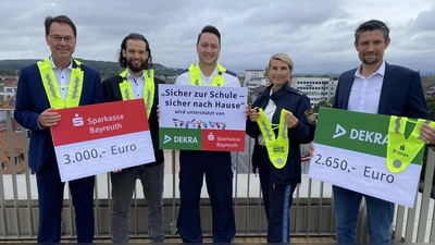 V.l.: Wolfgang Hetz, Vorstand Sparkasse Bayreuth, Lukas Hübner-Heinze, 1. Vorsitzender der Kreisverkehrswacht Bayreuth-Kulmbach e.V., Chris Thompsen, Stefanie Becker und Stefan Hühne, Leiter der DEKRA-Niederlassung Bayreuth.  (Foto: jm)