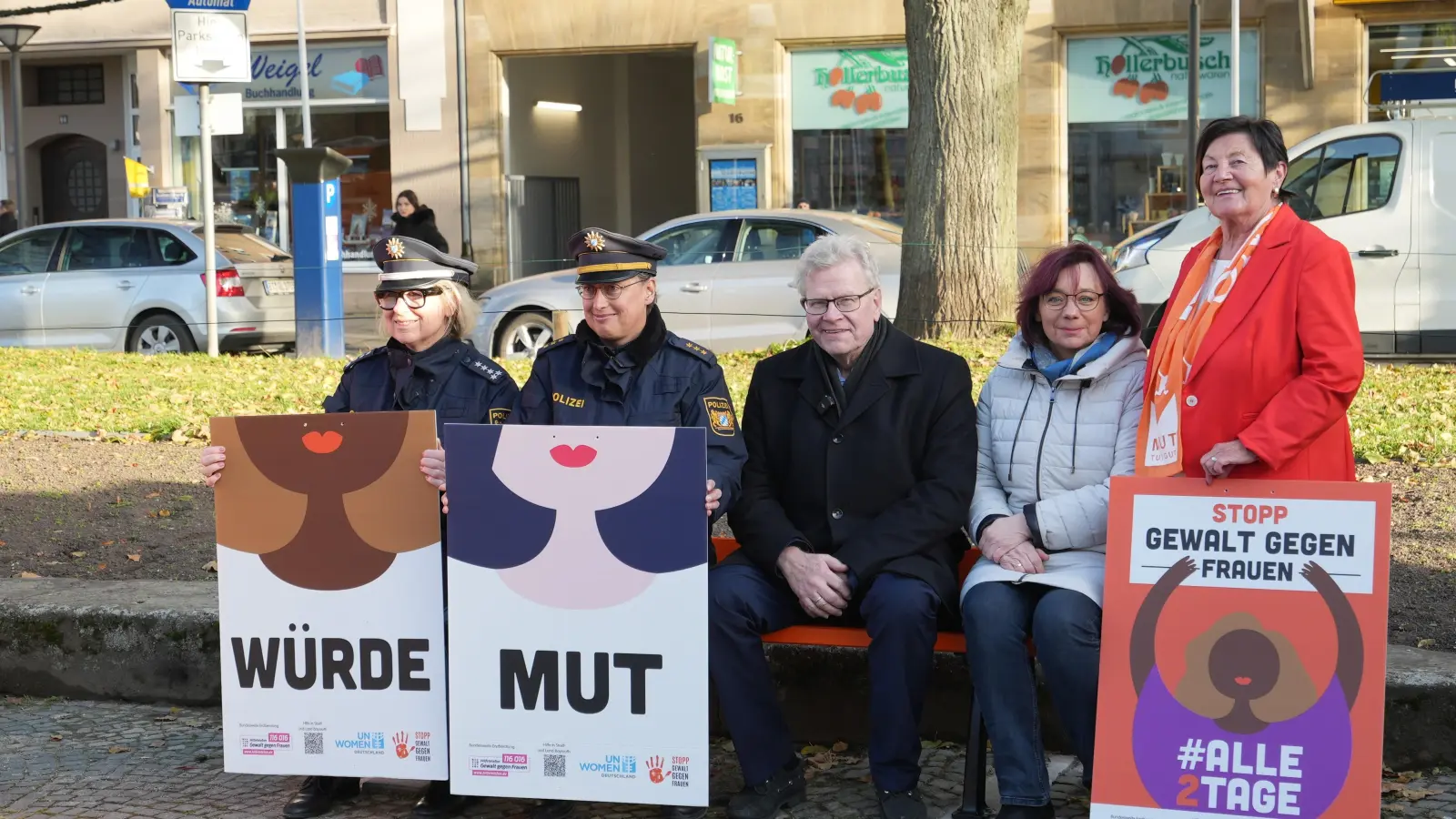 Sie nahmen als erste auf der Orangen Bank Platz und setzten damit ein starkes Zeichen gegen Gewalt an Frauen: (v. li.) die Gruppenleiterin häusliche Gewalt bei der Polizei Bayreuth, Heidi Hansen, die Leiterin der Polizeiinspektion Bayreuth, Christine Götschel, Oberbürgermeister Thomas Ebersberger, Caritas-Geschäftsführerin Bozena Schiepert und Maria Anna Link, Leiterin der Kolpingsfamilie. (Foto: Stadt Bayreuth )