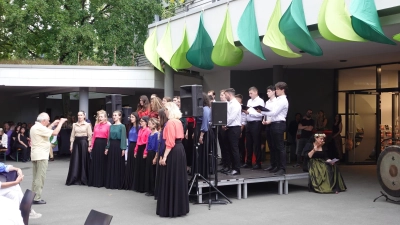 Auftakt 74. Festival junger Künstler mit einer „Fiesta Franconia“: Der Kammerchor „Cappella Transylvanica“ unter der musikalischen Leitung von Prof. Dr. Cornel Groza.  (Foto: W. Munzert )