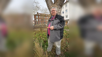 Robert Pfeifer, der Leiter des Stadtgartenamtes, verrät im Gartentipp, wieso ein etwas „unaufgeräumterer“ Garten im Winter viele Reize haben kann. (Foto: Stadt Bayreuth)