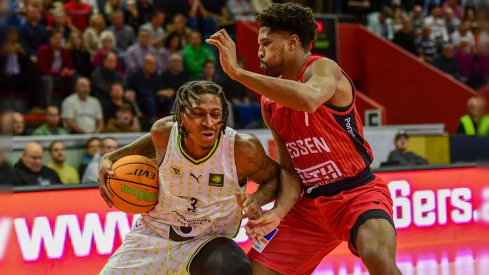 Demarcus Demonia (links, hier im Spiel bei den Gießen 46ers im Duell mit Kyle Castlin) wird wie das gesamte BBC-Team maximale Intensität zeigen müssen, um gegen Jena eine Chance zu haben. (Foto: Michael Schepp)