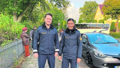 Christoph Thomsen und Katja Hoppert, von der Polizei Bayreuth, warnen vor den Risiken des privaten Bring-Service.  (Foto: jm)