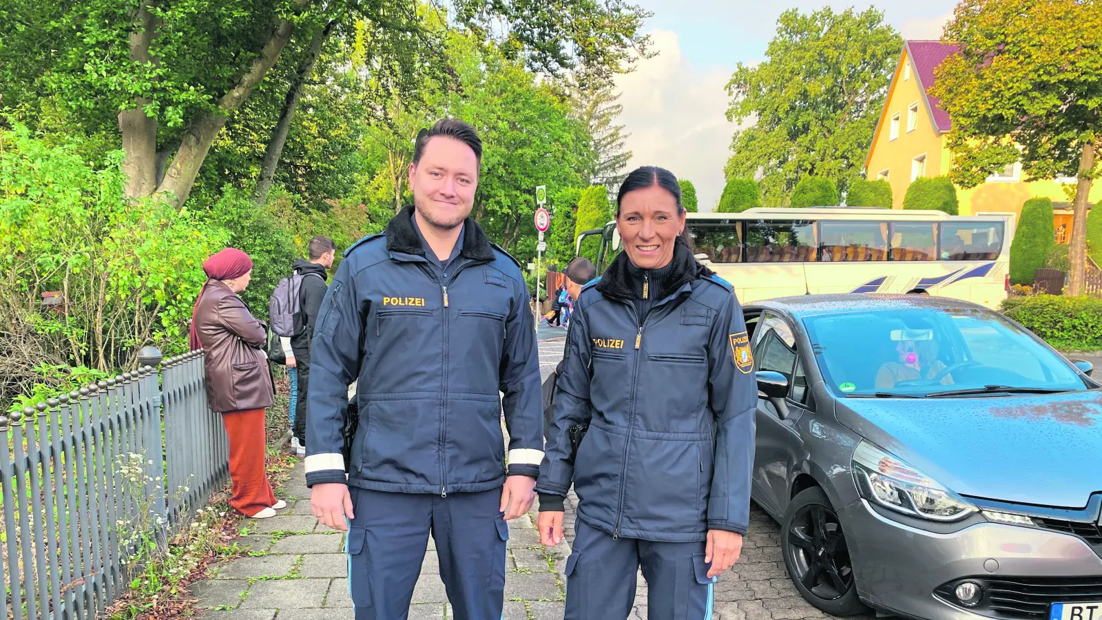 Christoph Thomsen und Katja Hoppert, von der Polizei Bayreuth, warnen vor den Risiken des privaten Bring-Service.  (Foto: jm)