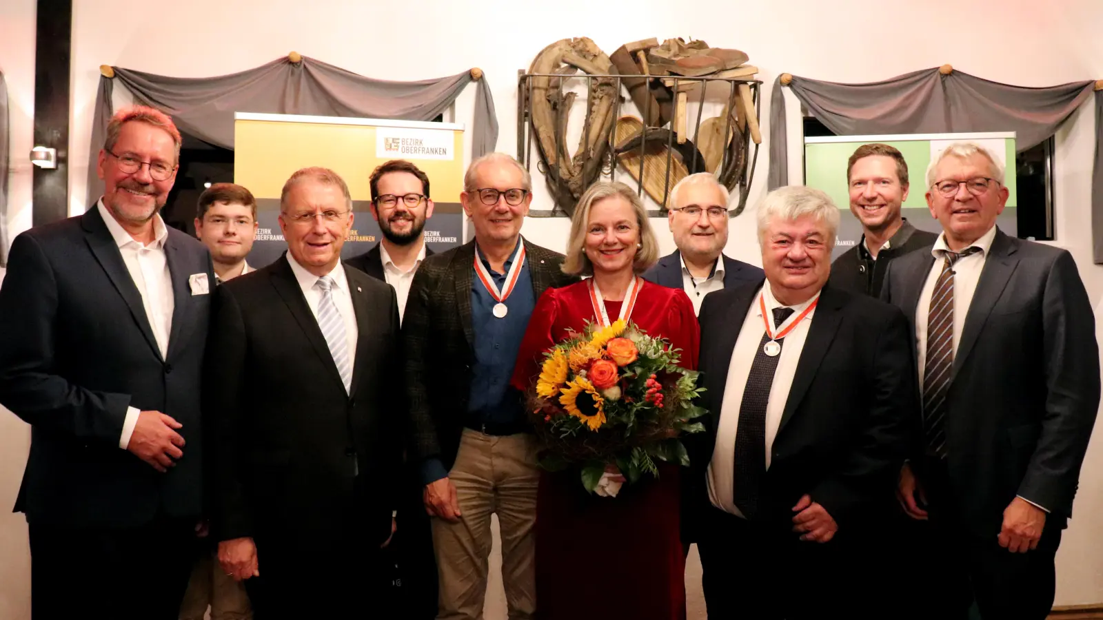 Viele Mitglieder des Bezirkstags waren bei der Übergabe der Ehrenmedaillen anwesend: v.li.: Dr. Stefan Specht, Mario Schulze, Bezirkstagspräsident Henry Schramm, Dr. Andreas Zippel, Dr. Clemens Lukas, Dr. Beate Kuhn, Wolfgang Grader, Heinz Stark, Landrat Florian Wiedemann, der Bamberger Landrat und weiterer Bezirkstagsvizepräsident Johann Kalb. (Foto: Sabine Heid )