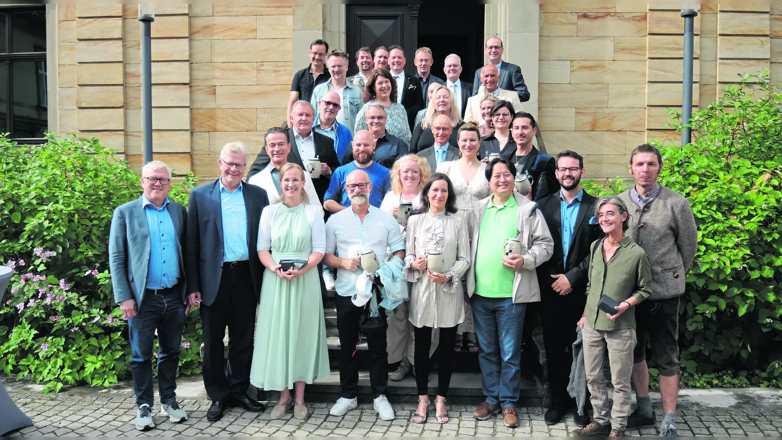 Festspielmitwirkende mit OB Thomas Ebersberger (2.l.), Geschäftsführer Ulrich Jagels (l.), Zweiter Bürgermeister Andreas Zippel (3.v.r.), Künstlerische Leiterin Katharina Wagner (2. Reihe von oben, Mitte). (Foto: W. Munzert )