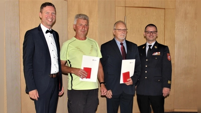 V.l.: Landrat Florian Wiedemann, Erwin Krug, Rainer Hammon, und Kreisbrandinspektor Sven Kaniewski. (Foto: red )