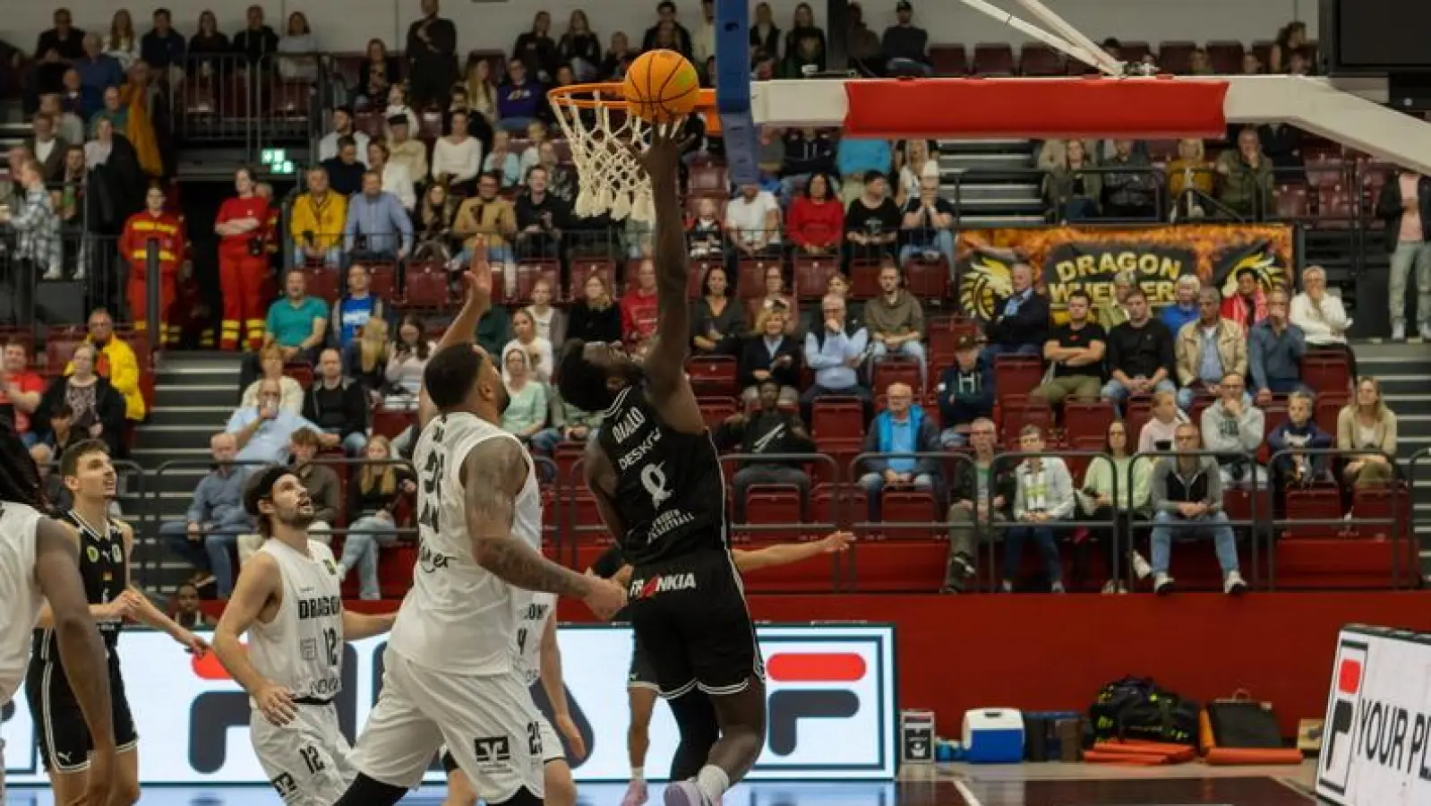 Viel Dynamik und Intensität zeigten beide Teams bei der Partie zwischen den Artland Dragons und dem BBC Bayreuth. (Foto: Stefan Pieper)