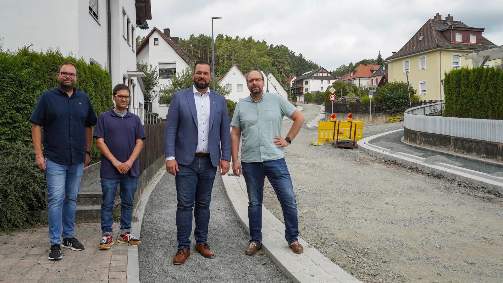 V.l.: Sascha Haas vom Ingenieurbüro IBT, Julian Heinz, Bauingenieur Gemeinde Bindlach, Bürgermeister Christian Brunner und Udo Ewert von ASK-Bau.  (Foto: sd)