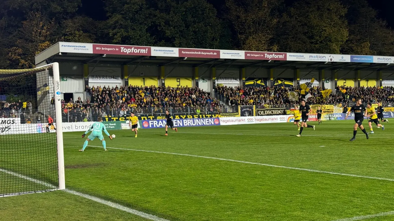 6.570 Zuschauer kamen dank der Sponsoren-Aktion „Fußball for free” ins Hans-Walter-Wild-Stadion. (Foto: sd)