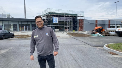 Noch steht das Baugerüst - aber das Eröffnungsdatum des neuen Edeka steht schon. Patrick Schneider freut sich auf die baldige Eröffnung.  (Foto: jm)