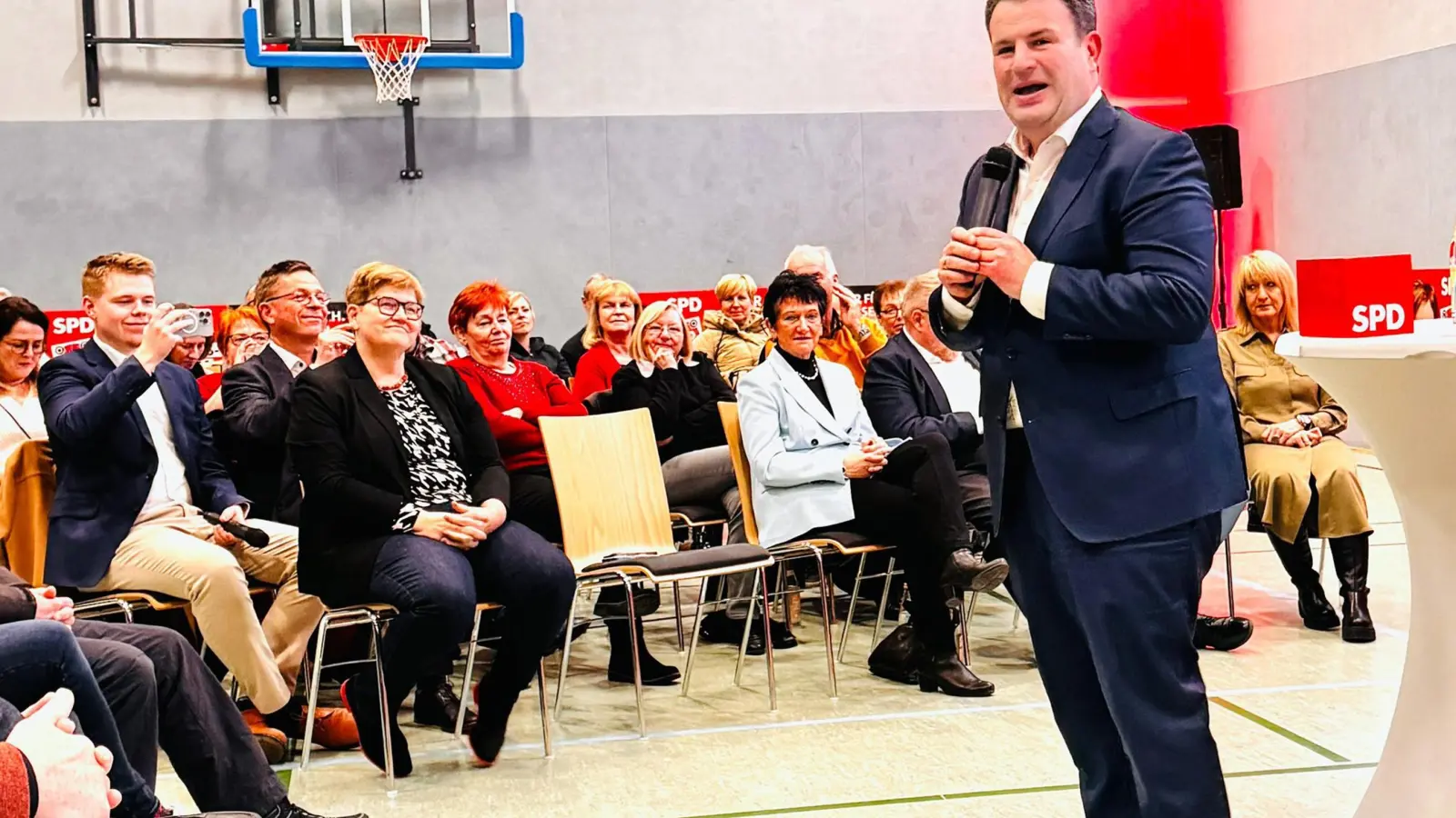 Der Arbeitsminister dem Volk ganz nah: Hubertus Heil sprach in Altenplos. Foto: red (Foto: red)