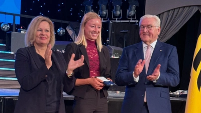 Die Bayreuther Sportlerin Maria Paulig (Mitte) bei der Preisverleihung mit Bundespräsident Frank-Walter Steinmeier und Bundes-Innenministerin Nancy Faeser.