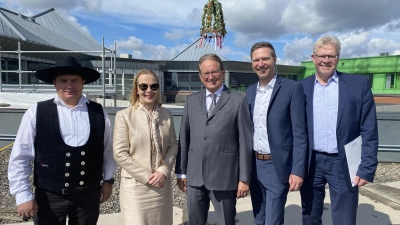 Der Rohbau des neuen MRT-Zentrums der Klinikum Bayreuth GmbH steht: V.r. OB Thomas Ebersberger, Landrat Florian Wiedemann, Geschäftsführer Dietmar Pawlik und Prof. Dr. Astrid Weyerbrock, Ärztliche Direktorin der Klinikum Bayreuth GmbH.  (Foto: jm)