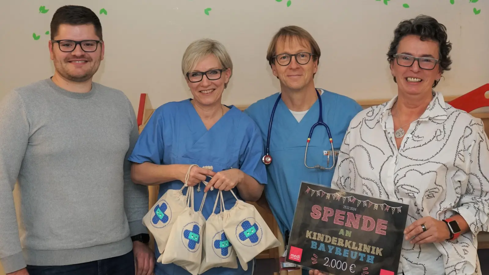 2.000 Euro haben medi Mitarbeitende für die Aktion Trostpflaster der Kinderklinik des Klinikum Bayreuths beigesteuert.  (Foto: Klinikum Bayreuth )