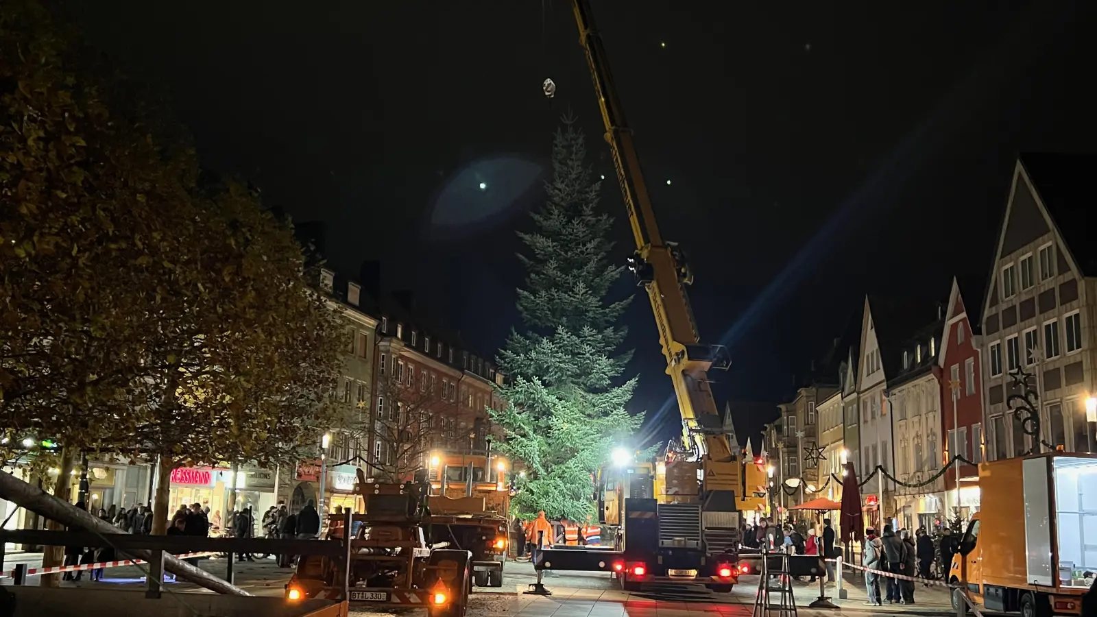 Viele Menschen haben sich am Abend in der Innenstadt versammelt, um das Aufstellen des Weihnachtsbaums zu beobachten. (Foto: ma)