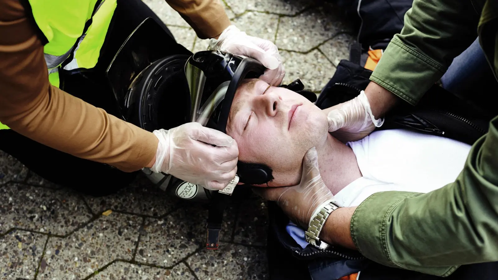 Wenn der verunfallte Motorradfahrer bewusstlos ist, dann soll der Helm abgenommen werden.  (Foto: Frank Schemann)