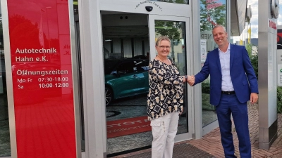 Motor-Nützel übernimmt den etablierten Toyota Partner Autotechnik Hahn. Die bisherige Chefin Barbara Hahn (li.) bleibt am Standort als Betriebsleiterin aktiv. Thomas Bezold, der Ver-triebsgeschäftsführer der Motor-Nützel Automobile GmbH, freut sich über den Neuzugang und die zukünftige Zusammenarbeit. (Foto: red )