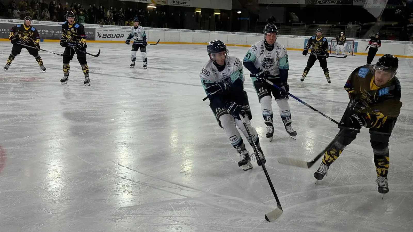 Hart umkämpft war die Partie zwischen den onesto Tigers und den EV Lindau Islanders. (Foto: sd)