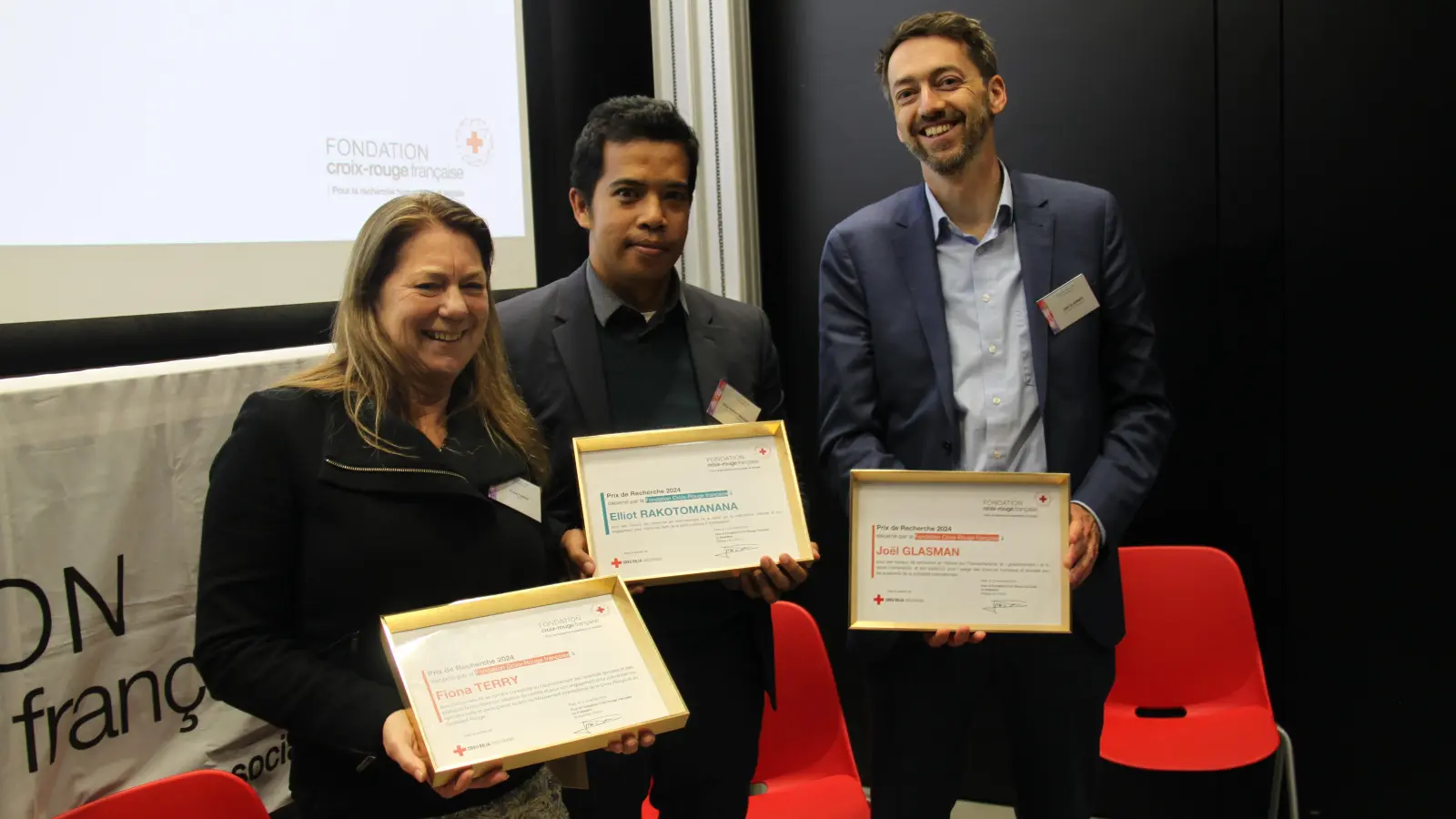 Prof. Dr. Joël Glasman (r.) mit weiteren Preisträgern des Forschungspreises der Stiftung des Französischen Roten Kreuzes (Foto: Sahraoui FCRF)