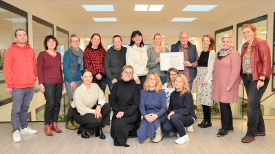 Die Erstplatzierten des diesjährigen Bayreuther Pflegepreises: Das Team der Praxisanleiterinnen und Praxisanleiter der Klinikum Bayreuth GmbH.  (Foto: red )