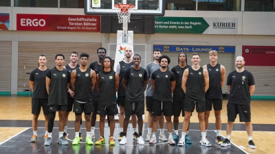 Das Team des BBC Bayreuth für die kommende Spielzeit in der BARMER 2. Basketball-Bundesliga Pro A. Von links: Co-Trainer Lukas Hofer, Drew Buggs, Marios Giotis, Callum Baker, Nat Diallo, Luke Buggs, Dejan Kovacevic, Tehree Horn, Benedikt Hoppert, Louis Nauthon, Demarcus Demonia, Moritz Plescher, Lenny Liedtke, Headcoach Florian Wedell.  (Foto: sd)