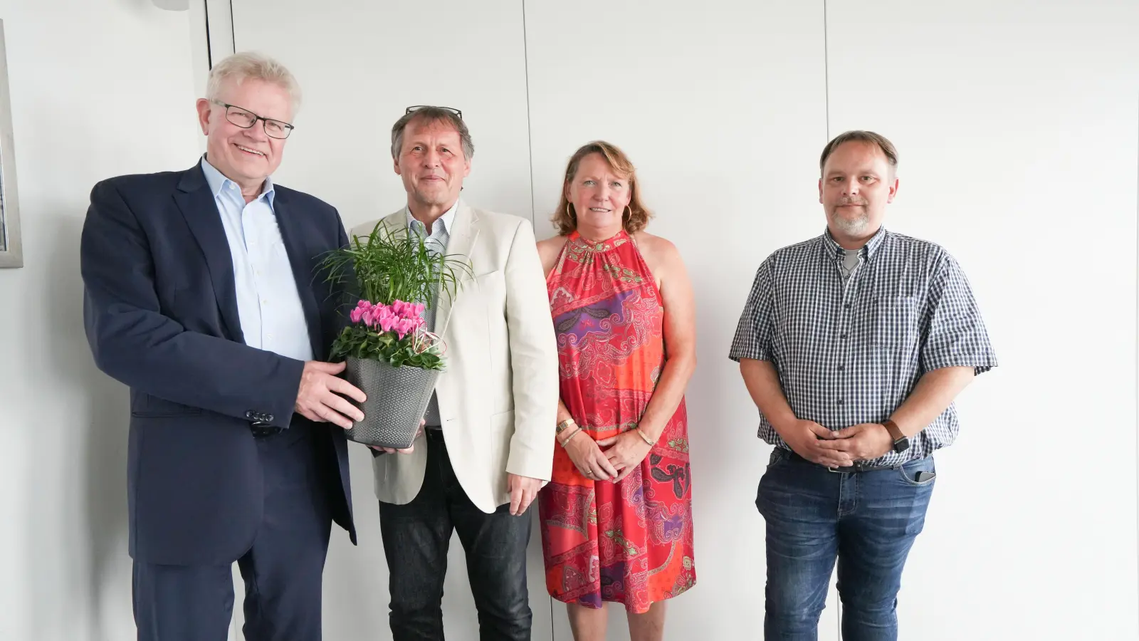 V.l.: Oberbürgermeister Thomas Ebersberger hat im Rahmen einer Feierstunde den Leiter des Amtes für Städtebauförderung, Holger Leverentz hier mit seiner Gattin Marion Opel, in den Ruhestand verabschiedet. Seinem Nachfolger Bernd Spindler wünschte er für die Zukunft alles erdenklich Gute. (Foto: Stadt Bayreuth )