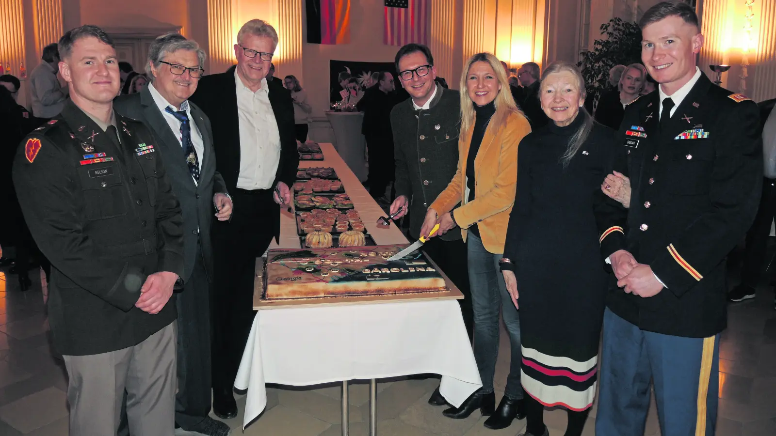 V.l.: Captain William Nelson, DAFK-Vorsitzender Dieter Waas, Oberbürgermeister Thomas Ebersberger, MdL Franc Dierl, MdB Silke Launert, DAFK-Ehrenvorsitzende Claudia Hoffmann und Captain Nicholas Biggas.  (Foto: gmu)