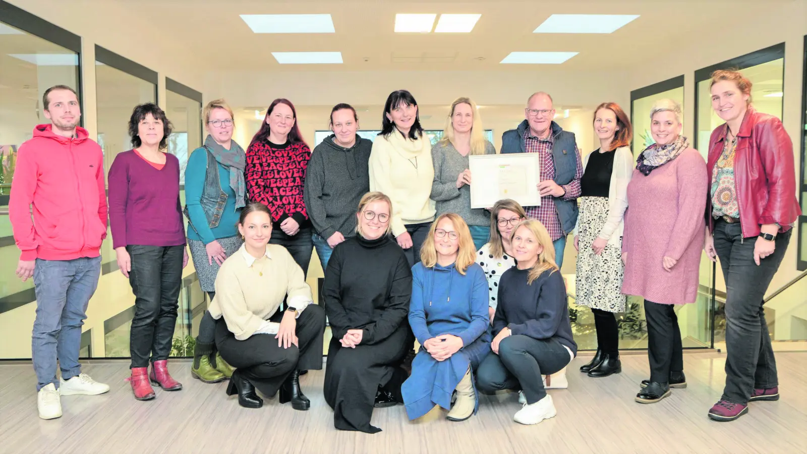 Dank für außerordentliches Engagement in der Ausbildung angehender Pflegefachkräfte für das Team der Praxisanleiterinnen und -anleiter: Platz 1 beim diesjährigen Bayreuther Pflegepreis. (Foto: red )