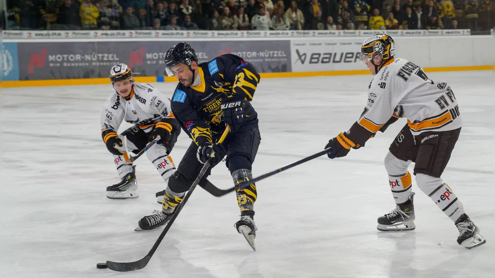 Aidan Brown (Mitte, hier im Heimspiel gegen die Allgäuer) war einer der heutigen Torschützen der Tigers beim EV Füssen. (Foto: Archiv/sd)