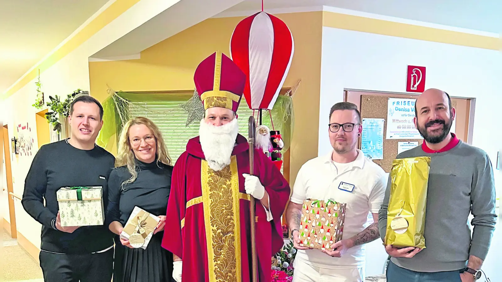 V.l.: Kfm. Leiter AugenCentrum Bayreuth Simon Mielke, Inhaberin AugenCentrum Bayreuth Dr. med. Regine Krehn, der Nikolaus, Pfleger Florian Hahn und Einrichtungsleitung Bartholomäus Wohnpark Bindlach Steven Pfaffenberger.  (Foto: red )