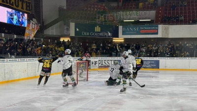 Bereits in der 3. Minute durften die onesto Tigers über ihr erstes Tor gegen Bietigheim durch Edmund Junemann jubeln. (Foto: sd)