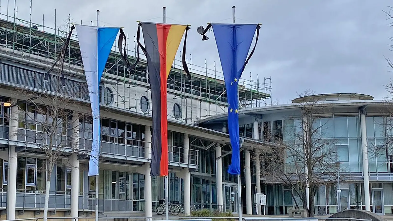 Trauerbeflaggung vor dem Landratsamt Bayreuth am Montag. (Foto: Lenkeit)