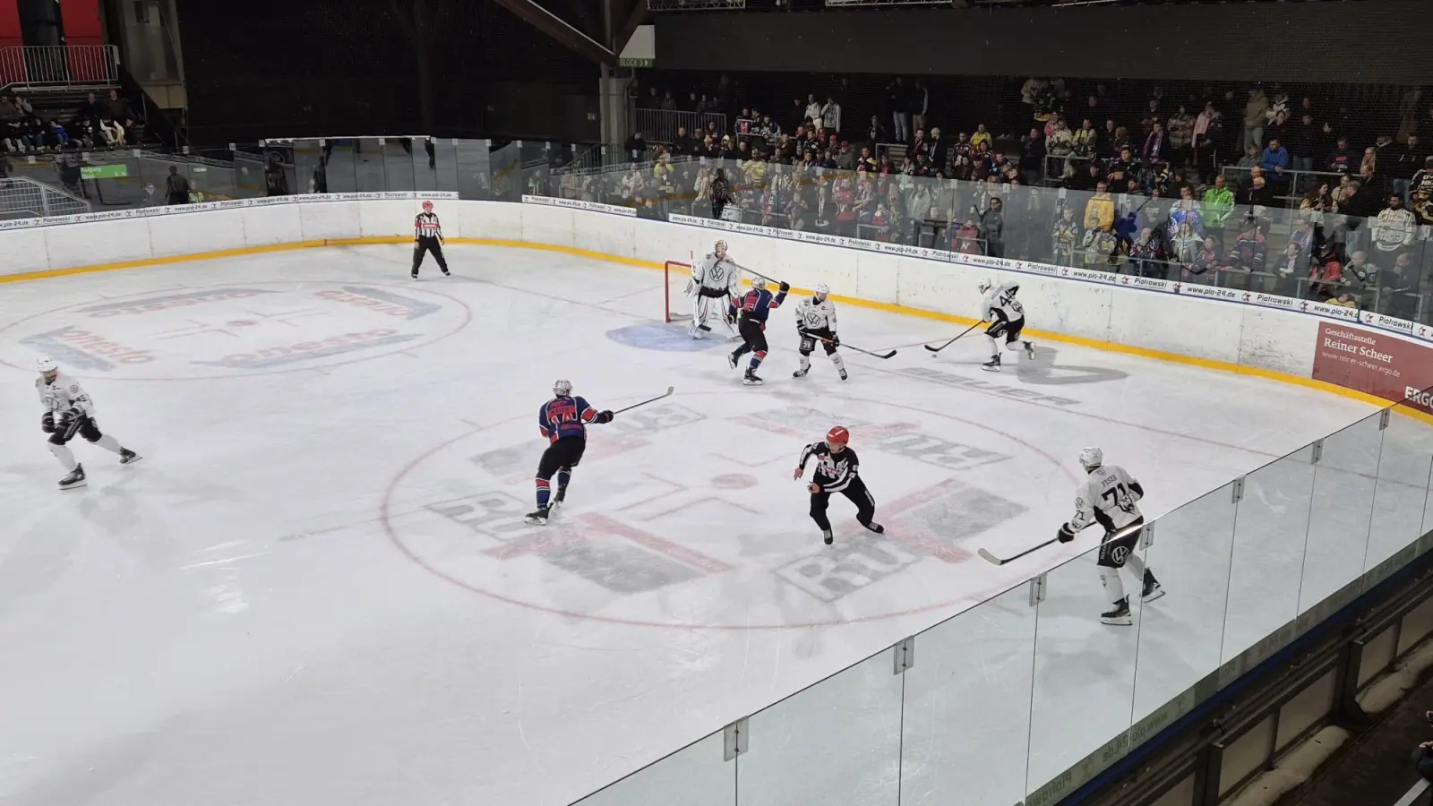 1.601 Zuschauer kamen zum Benefizspiel zugunsten des EHC Bayreuth. (Foto: Denise Preiss)